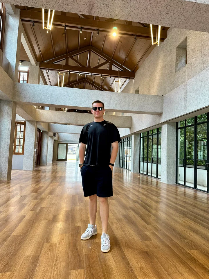 Ben in einem Gebäude in Shanghai