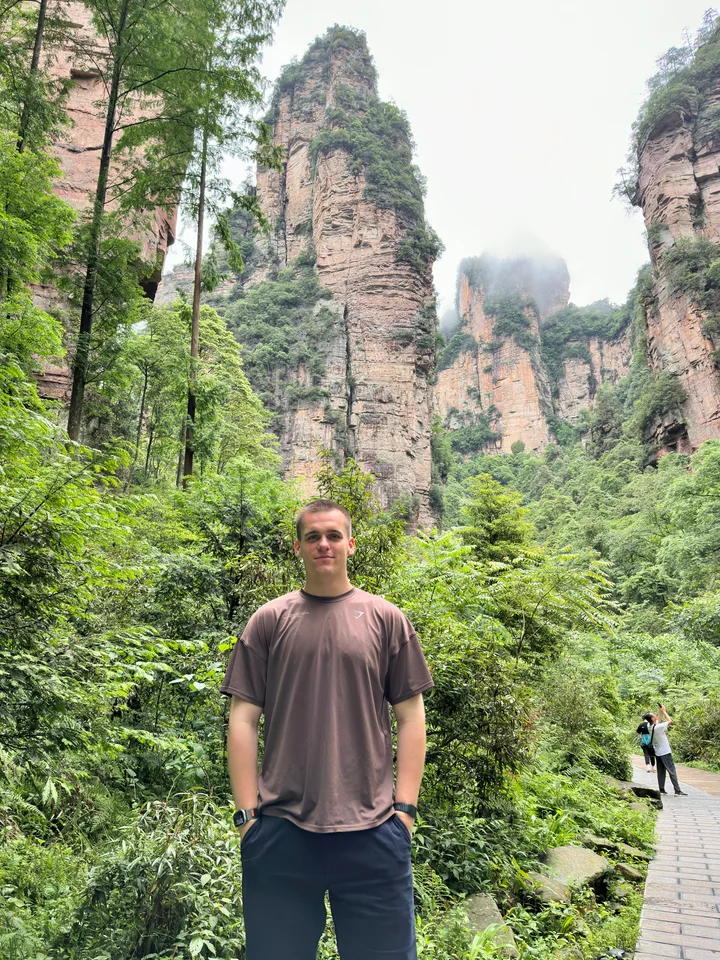 Ben vor den Avatar Mountains in Zhangjiajie