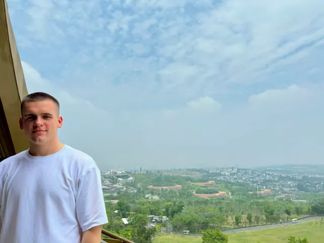 Ben vor einem Fenster mit Blick ins Grüne