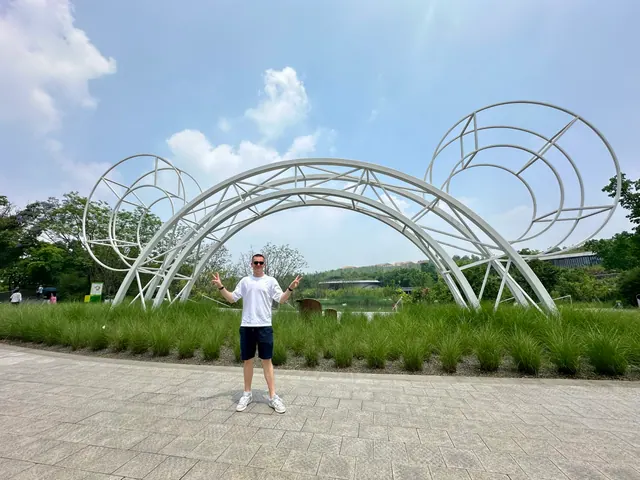 Ben unter einer weißen Skulptur in einem Garten