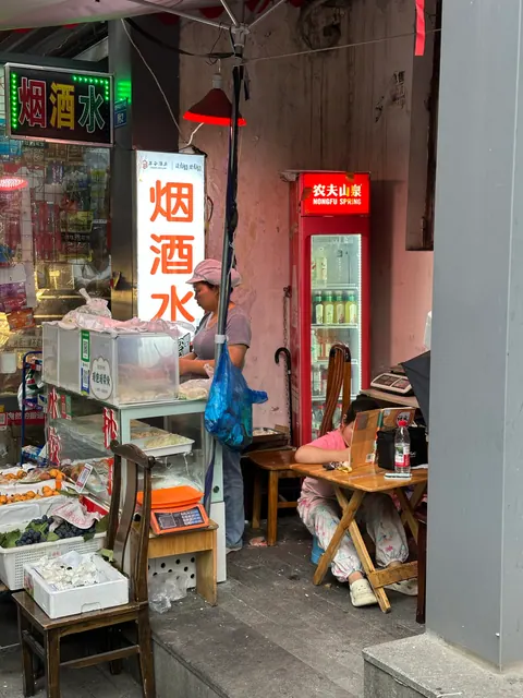 Kleines Straßenrestaurant mit Gästen
