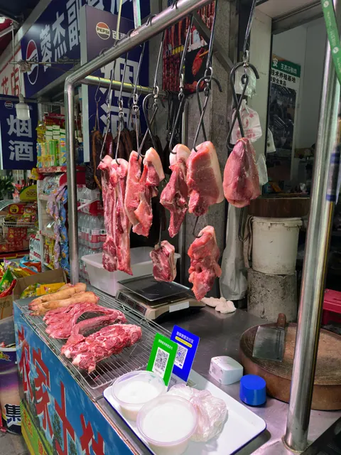 Marktstand mit aufgehängtem Fleisch