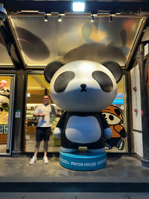 Große Panda-Figur in einem Innenraum