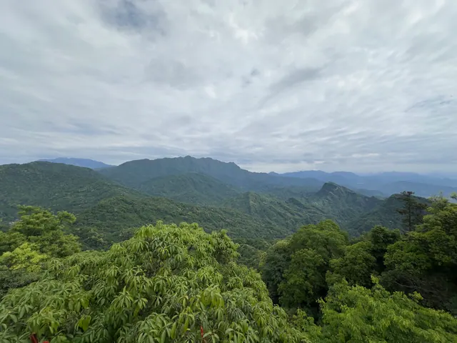 Bewaldete Berge unter einem wolkigen Himmel