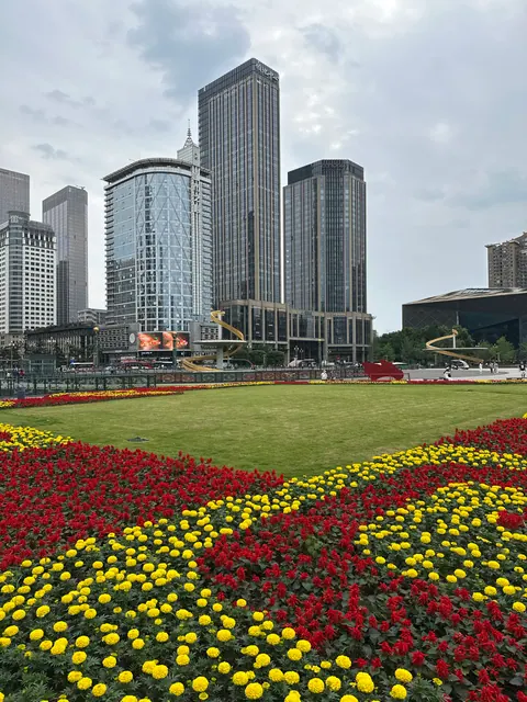 Bunte Blumen vor hohen Gebäuden