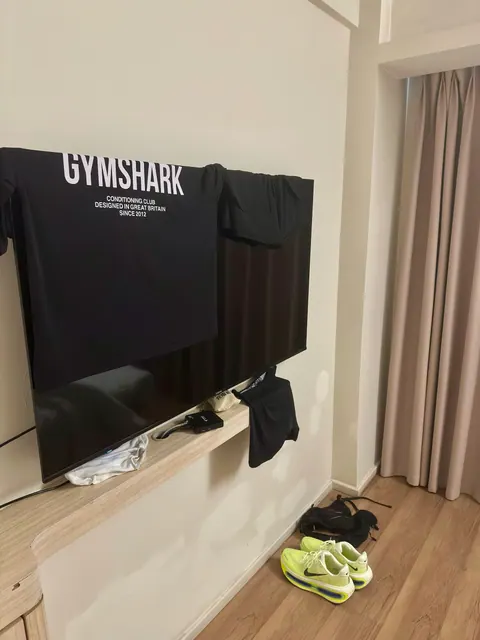 Hotelzimmer mit Fernseher und persönlichen Reiseutensilien