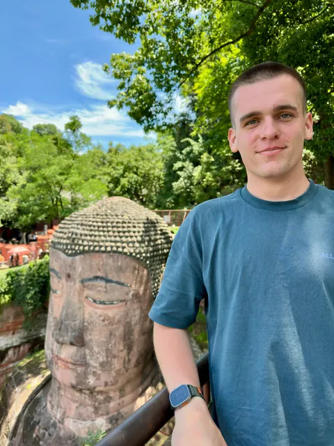 Selfie von Ben mit dem großen Buddha im Hintergrund