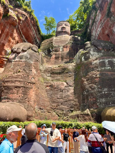 Großer Buddha von Leshan zwischen Felswänden
