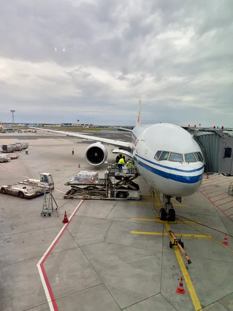 Flugzeug am Gate