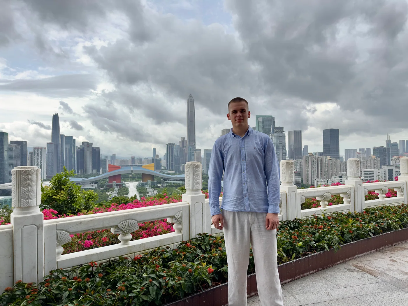 Ben vor der Skyline von Shenzhen