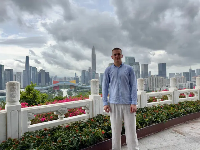 Ben vor der Skyline von Shenzhen