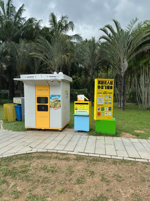 Gelber Kiosk in einer Parkanlage