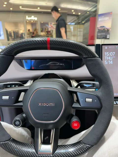 Lenkrad und Innenraum eines Autos im Ausstellungsraum