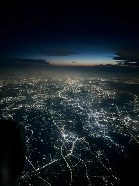 Stadtlichter aus der Luft bei Nacht