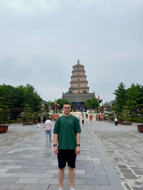 Ben vor einer Pagode in Xi’an