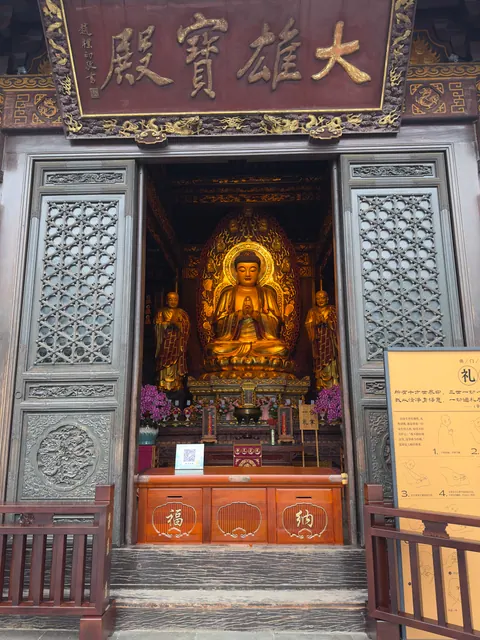 Blick durch eine Tür auf eine Buddha-Statue