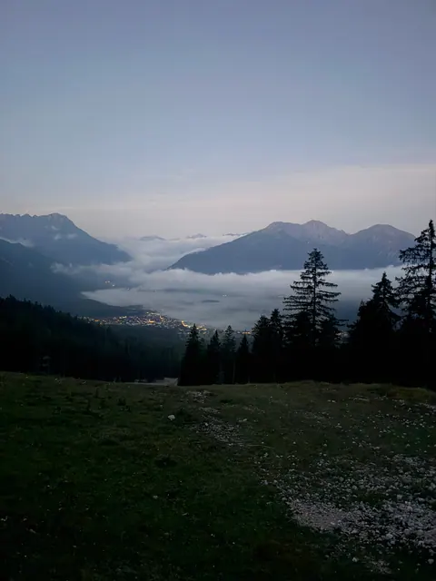 Berglandschaft in der Morgendämmerung mit Wolken über dem Tal