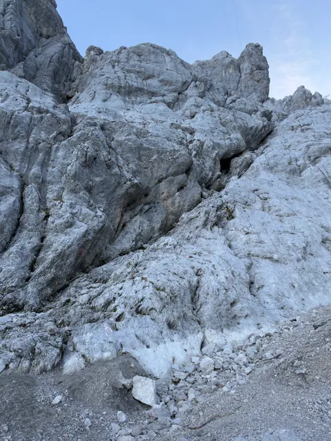 Steiniger Pfad durch steiles, graues Felsgelände beim Aufstieg zur Zugspitze