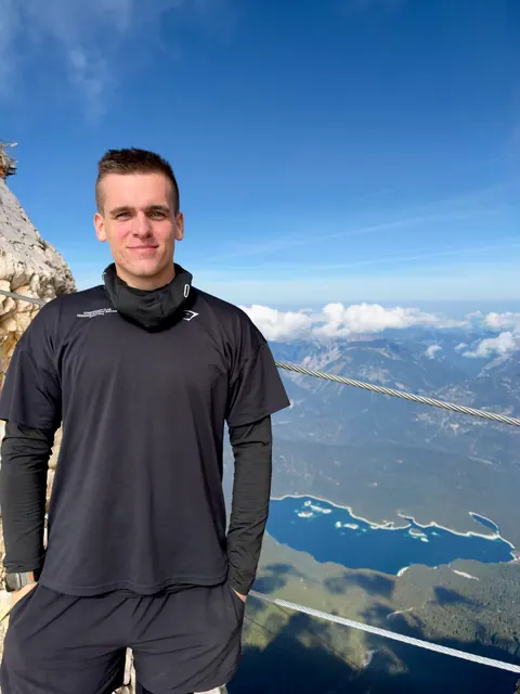 Ben auf der Zugspitze mit dem Eibsee tief unten im Tal