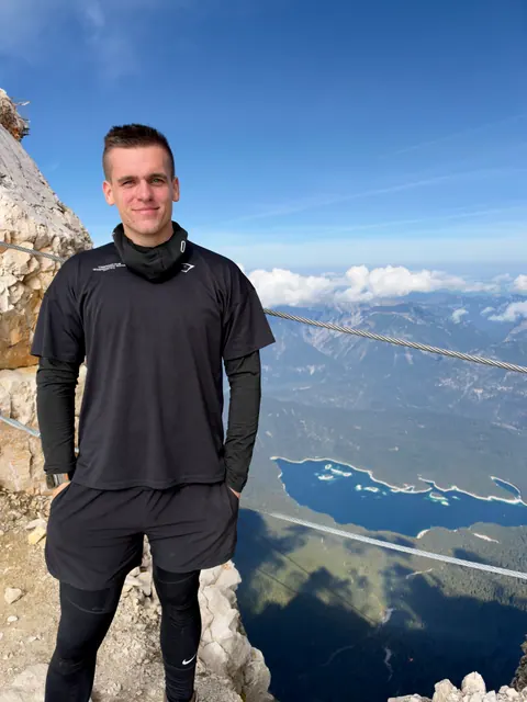 Ben vor dem Bergpanorama mit Blick von der Zugspitze auf den Eibsee