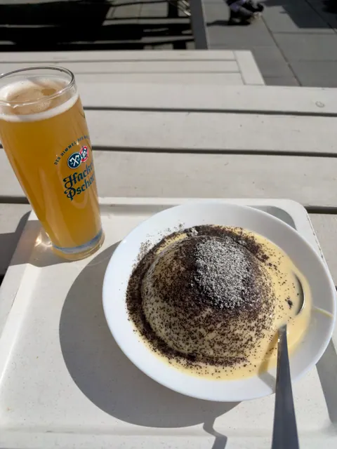 Germknödel mit Vanillesoße und ein Getränk auf der Sonnenterrasse