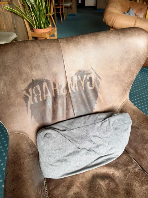 Abdruck des Gymshark-Shirts auf einem braunen Ledersessel